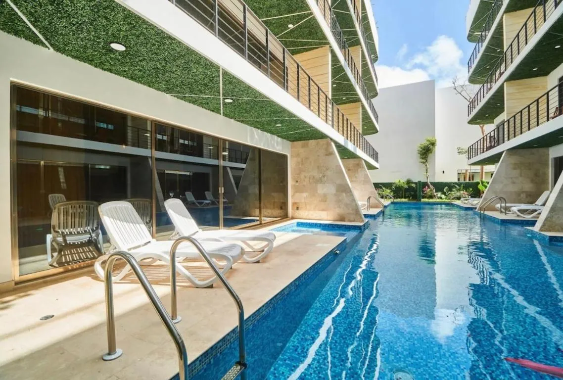 Image of Sherlock – Swim up Suite & Gym & Beach Club Access